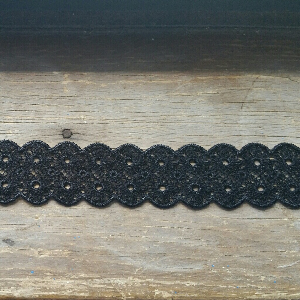 Black lace choker